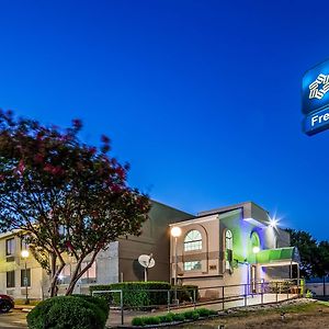 Travelodge By Wyndham San Antonio Downtown Northeast